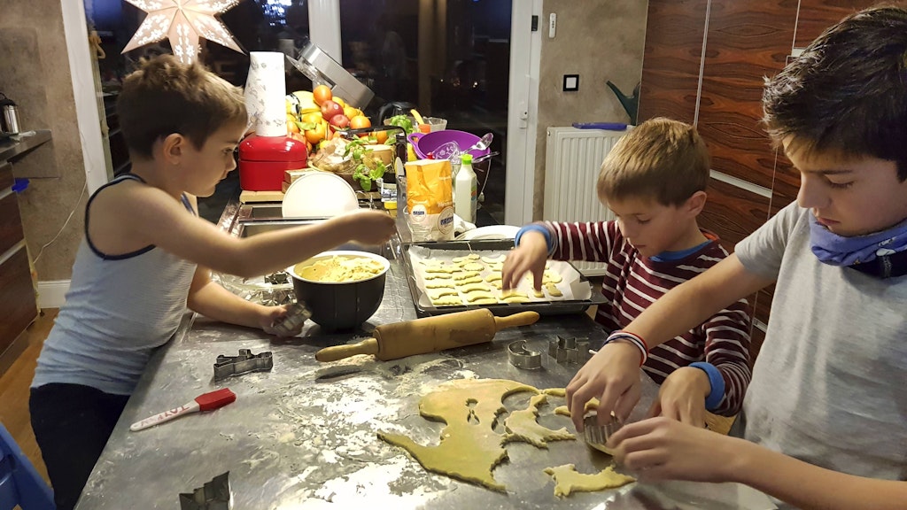 Beim Plätzchenbacken und Ausstechen der Kekse haben Groß und Klein Spaß.