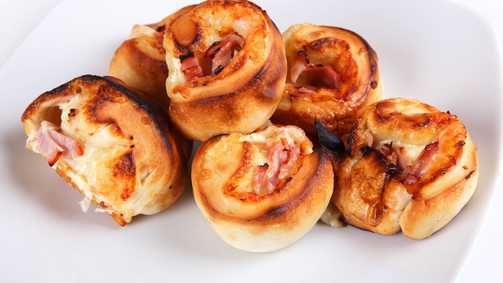 Selber gemachte Pizzabrötchen können einfach so oder mit einem Dipp wie Kräuterbutter oder Aioli verzehrt werden.