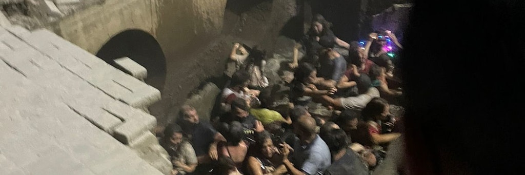 Ein Gehweg in Brasilien gibt nach, Menschen fallen in ein Kanalsystem