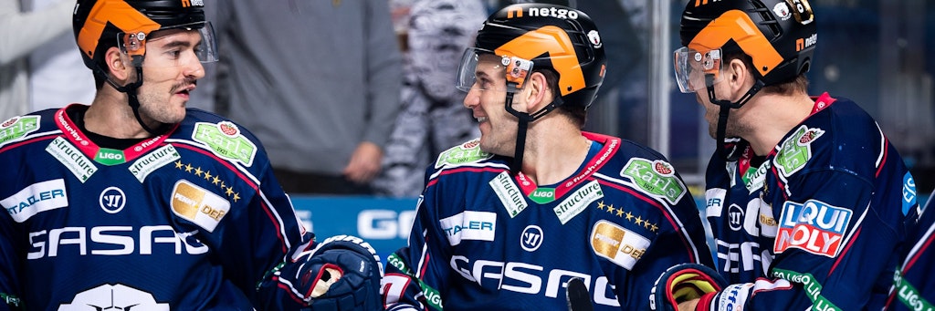 Die Eisbären des Abends: (v.l.) Giovanni Fiore, Matt White und Frank Hördler drücken dem Spiel gegen Iserlohn ihren Stempel auf.