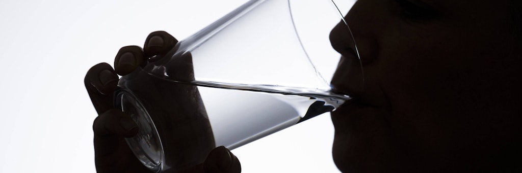 Wasser ist Bestandteil aller Körperzellen und nötig für den Stoffwechsel. Zu viel davon zu trinken, kann allerdings auch negative und sogar tödliche Folgen haben.