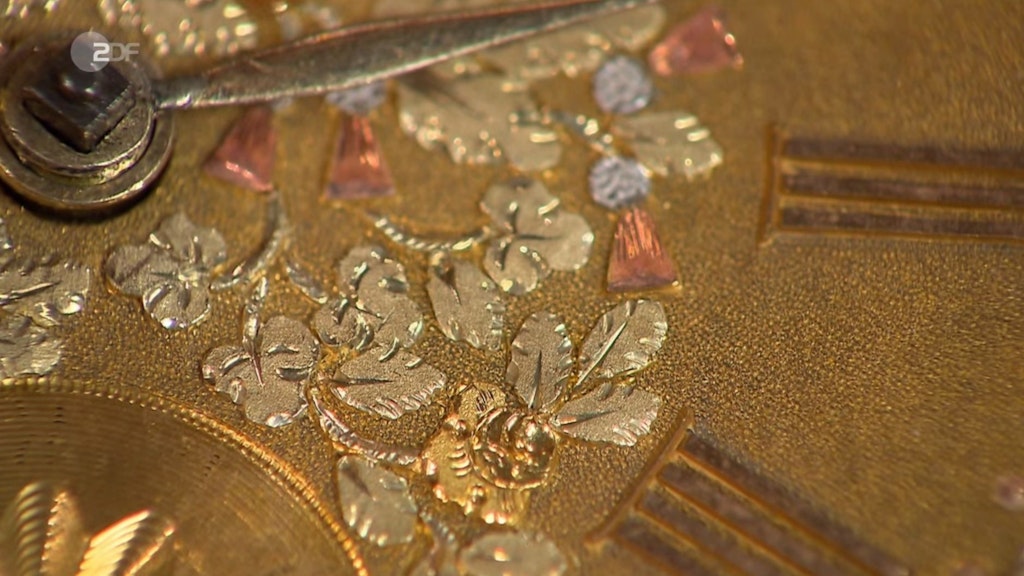 Diverse Gravuren schmücken die Taschenuhr bei „Bares für Rares“.