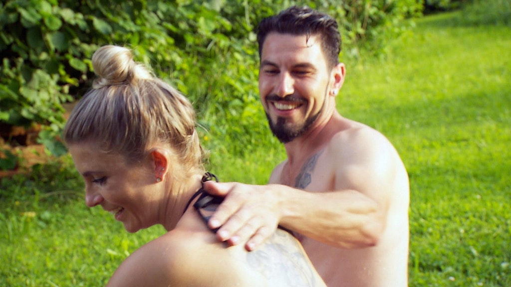 Beim Baden am See kommen sich „Bauer sucht Frau“-Hottie Mathias und Sabrina näher.