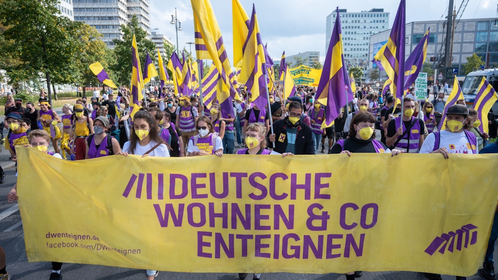 Mit Unterschriftensammlungen, Infotischen und Demonstrationen forderte die Initiative „Deutsche Wohnen und Co. enteignen“ die Vergesellschaftung von Wohnungen.