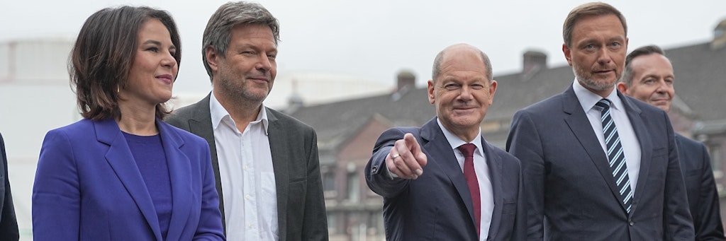 Olaf Scholz (SPD) weist als künftiger Bundeskanzler den Weg im Westhafen. Neben ihm (v. l.) die Grünen-Chefs Annalena Baerbock und Robert Habeck, FDP-Chef Christian Lindner und sein Generalsekretär Volker Wissing.