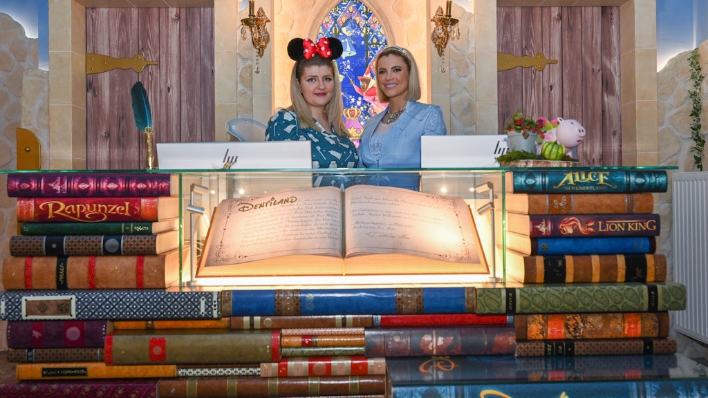 Anne Heinz (l.) und ihre Arzthelferin Ari Dema in der märchenhaften Zahnarztpraxis.