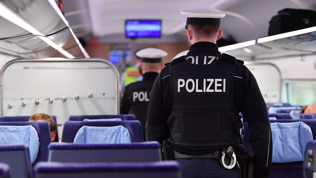 Bundespolizisten kontrollieren die Einhaltung der Corona-Regeln.