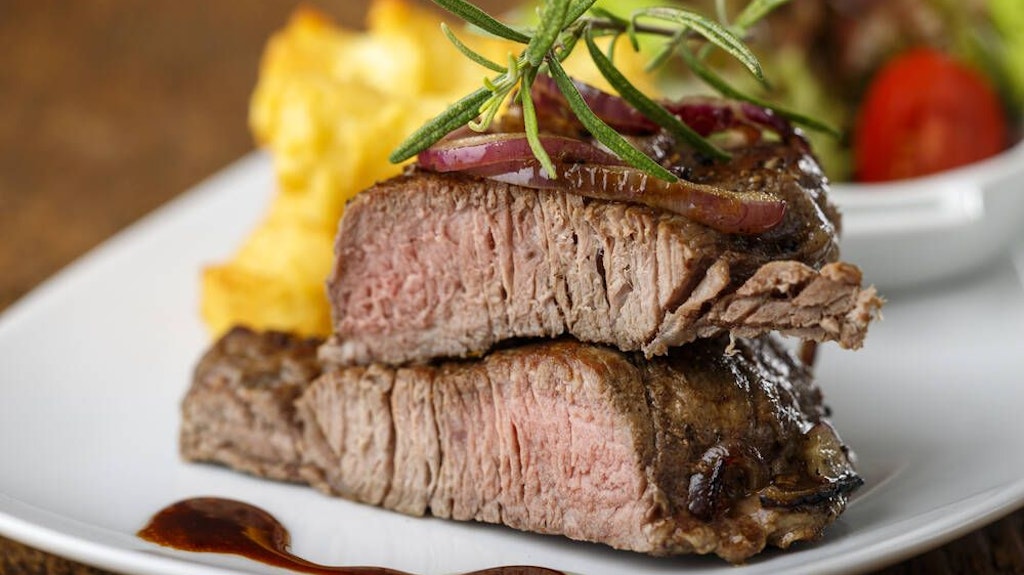 Zu feinstem Rindersteak mit Schmorzwiebeln passt Kartoffel-Erbsen-Stampf hervorragend.