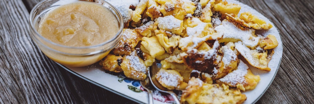 Leckeren Kaiserschmarrn wie aus Österreich kann man mit wenigen Zutaten und Handgriffen auch zu Hause selber machen.