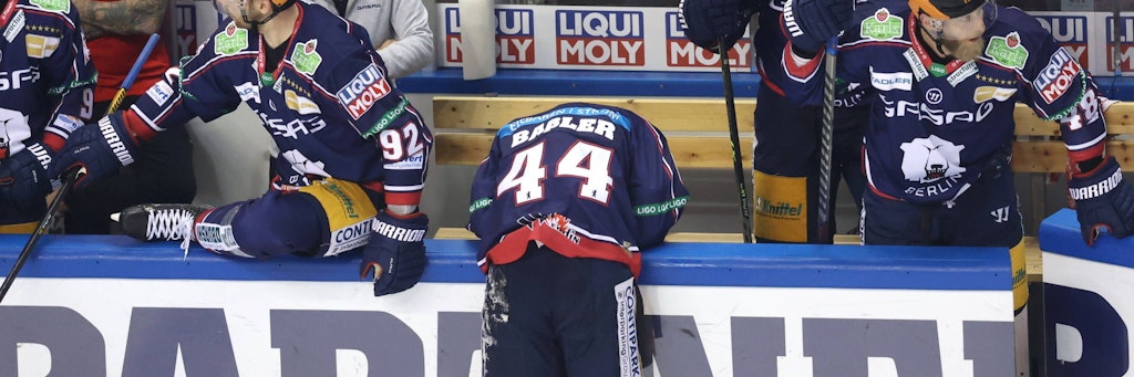 Eisbär Marco Baßler wurde gegen Iserlohn übel gecheckt, krachte auch mit dem Kopf in die Bande und ist hinterher sichtlich mitgenommen. 