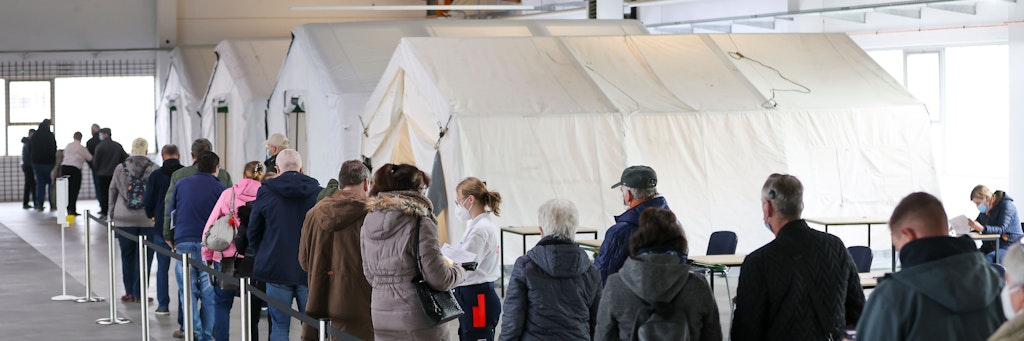 Erst geschlossen mangels Nachfrage, jetzt wieder offen, mit Schlangen: Das Impfzentrum Zorbau in Sachsen-Anhalt.