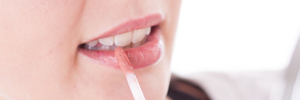 Lipgloss ist eine dezente, schimmernde Variante des Lippenstifts. 
