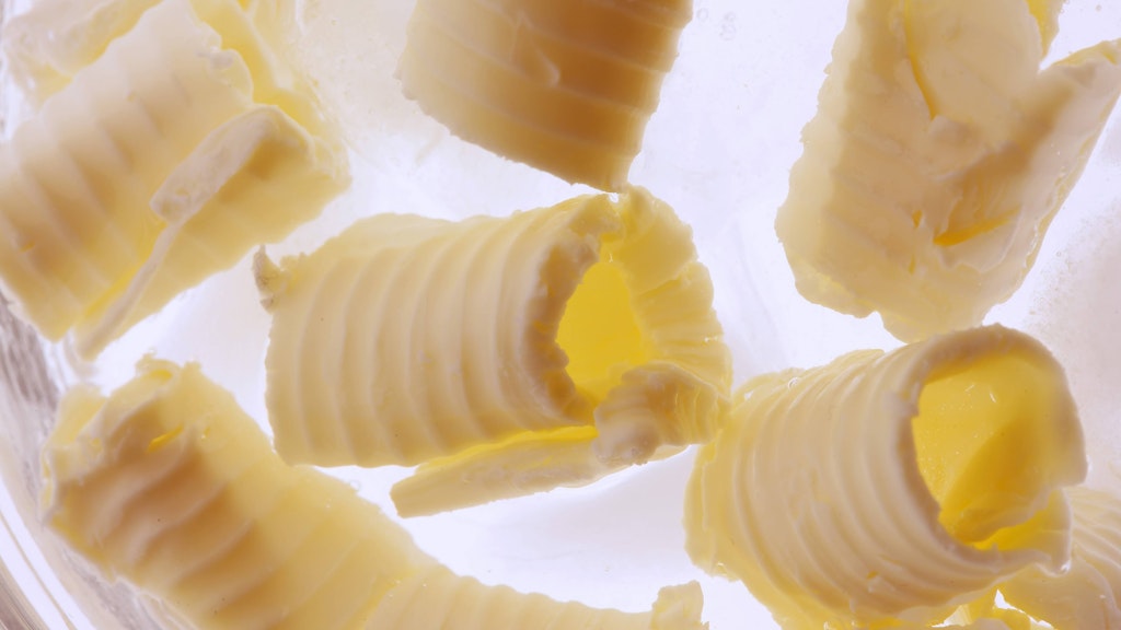 Butter ist in der Brot-Nation Deutschland ein Grundnahrungsmittel. Mit diesem Rezept stellen Sie sie ganz einfach selbst her.