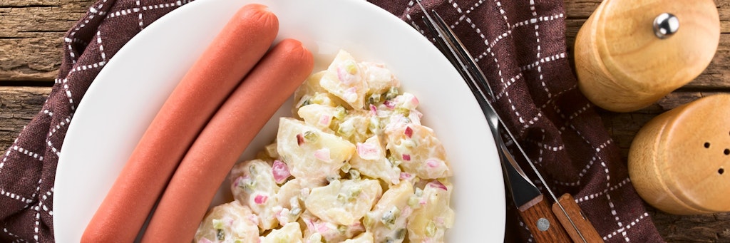 Kartoffelsalat gehört bei vielen auf den Weihnachtstisch. Mit diesem Rezept ist die herzhafte Beilage ganz schnell gemacht.