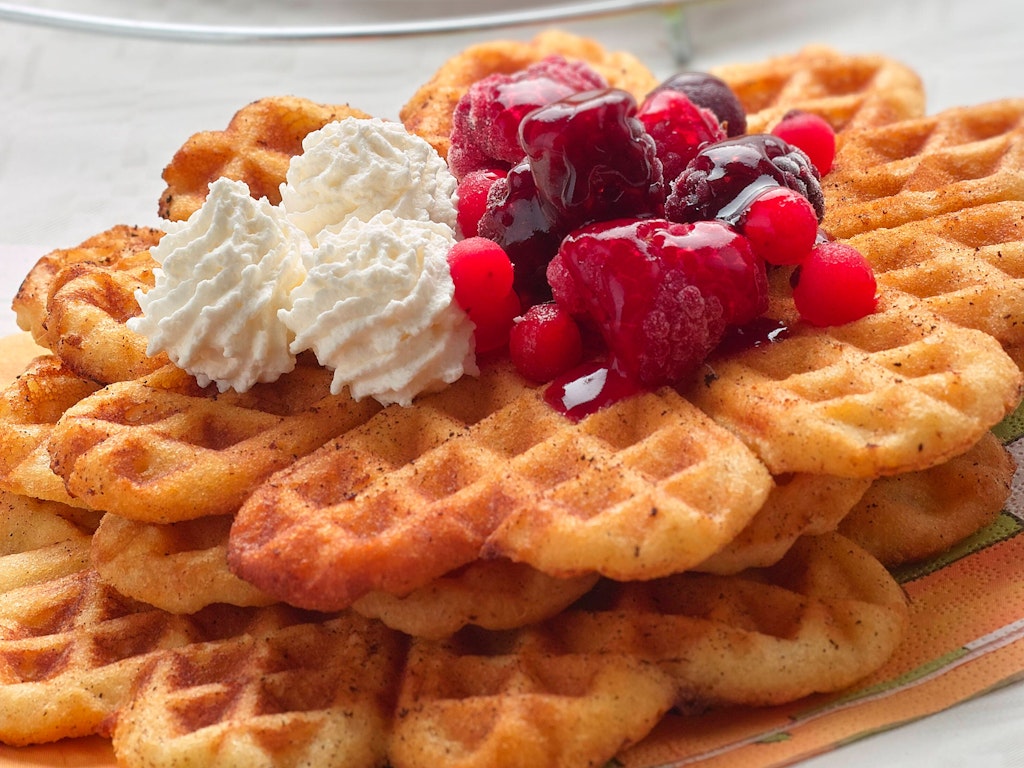 Mit unserem leckeren Grundrezept für Waffeln können Sie Ihren ganz eigenen Gaumenschmaus kreieren.