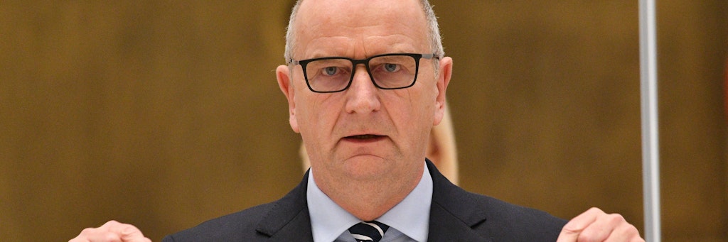 Der brandenburgische Ministerpräsident Dietmar Woidke spricht in der Debatte in der Sondersitzung des Landtages am Donnerstag. 