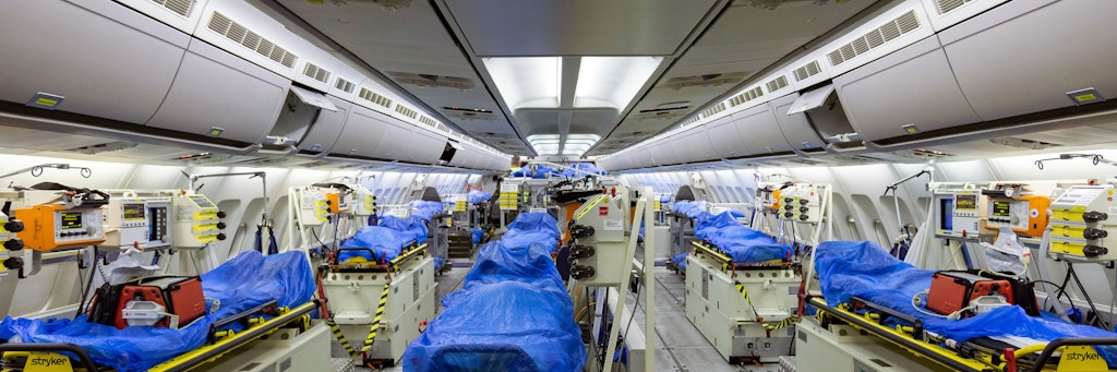 Ein von der Luftwaffe zur Verfügung gestelltes Foto zeigt das Innere des Airbus A-310 MedEvac. Die "fliegende Intensivstation" hat sechs Behandlungsplätze. 