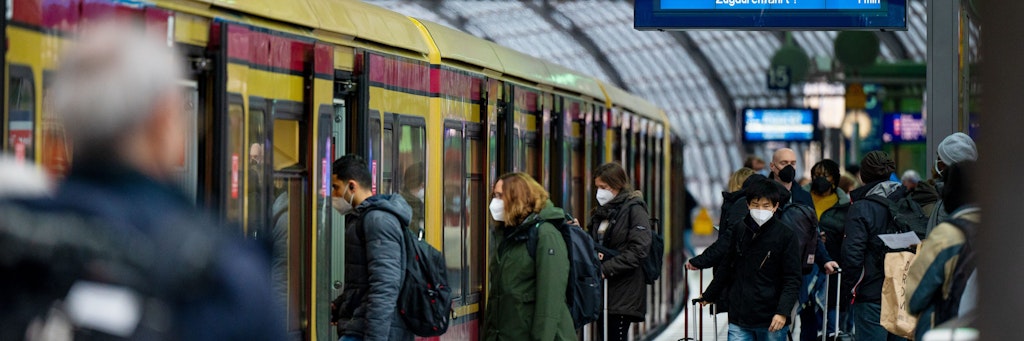 Fahrgäste steigen im Hauptbahnhof in eine S-Bahn ein.