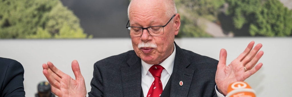 Bremens Innensenator Ulrich Mäurer fordert die DFL zur sofortigen Spielunterbrechung auf.