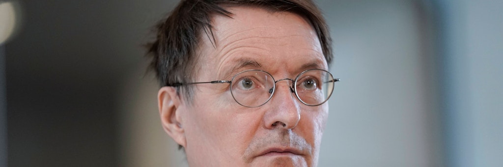 SPD-Gesundheitsexperte Karl Lauterbach sagt angesichts der aktuellen Corona-Lage und des Auftretens einer möglicherweise noch gefährlicheren Variante des Virus, die Politik müsse nun möglicherweise noch einmal nachsteuern. 