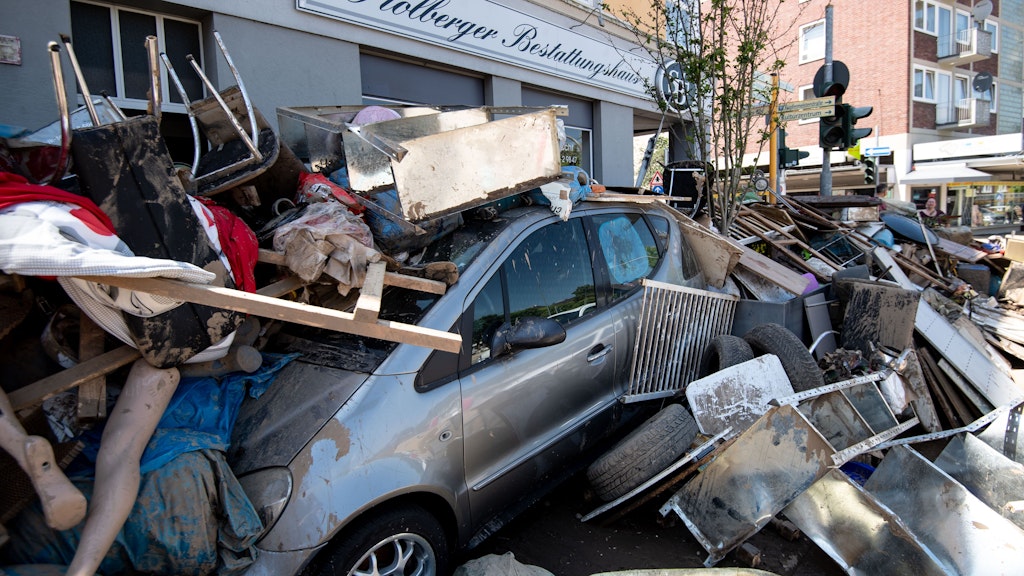 Ein Auto liegt nach dem Hochwasser unter Trümmern im nordrhein-westfälischen Stolberg (Archivfoto). Die Flutkatastrophe wird nun politisch im Landtag aufgearbeitet.