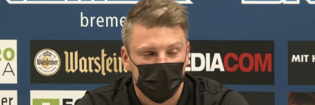 Bei der Pressekonferenz trat Lukas Kwasniok bereits mit Maske auf.