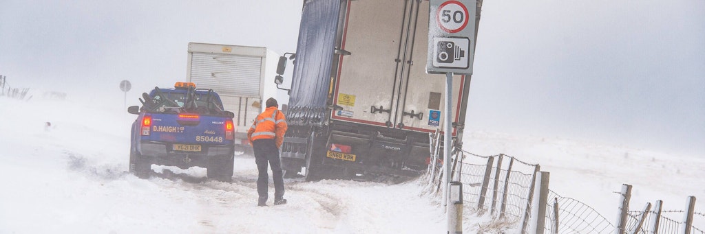 Gestrandete Lkw auf der A635 bei Greenfield im Raum Manchester am Morgen. 