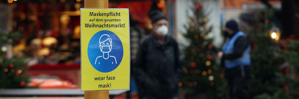 Auch auf den Berliner Weihnachtsmärkten wie hier am Alexanderplatz gilt die Maskenpflicht. Zum ersten Adventswochenende werden die Maßnahmen in der Hauptstadt verschärft.
