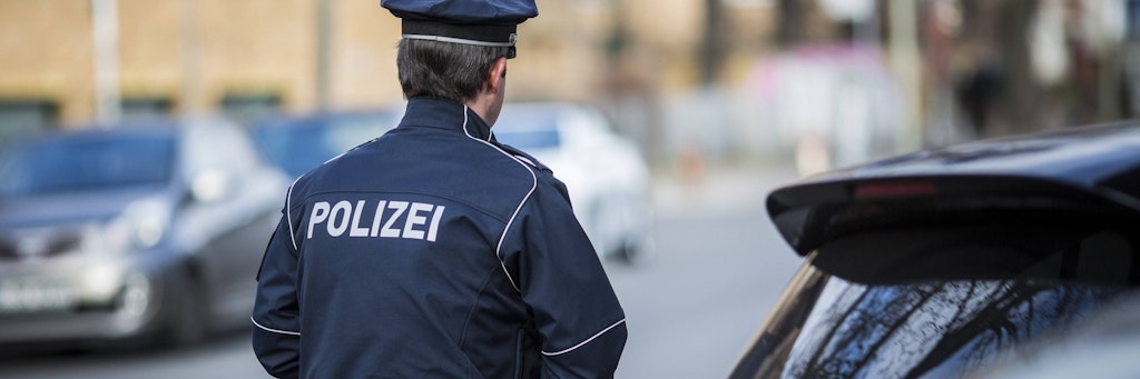 Ein Polizeibeamter während einer Verkehrskontrolle in Berlin.