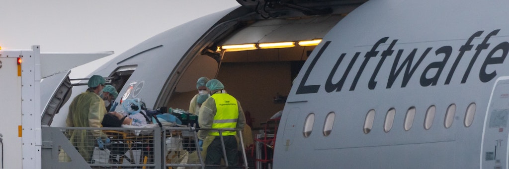 Ein Patient wird in ein Flugzeug der Bundeswehr auf dem Flughafen Memmingen gebracht. Der Bundeswehr-Transport bringt Covid-Patienten im Rahmen des Kleeblatt-Konzeptes zum Flughafen Münster/Osnabrück.