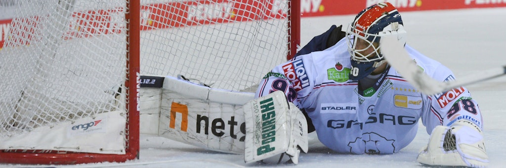 Eisbär Leon Hungerecker macht sein erstes Spiel in der DEL, hält im Penaltyschießen alle drei Versuche der Bietigheim Steelers.