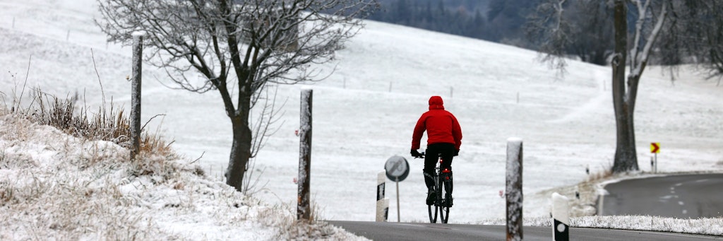 Auf dem Fahrrad sollte man sich bei der aktuellen Witterung nur mit viel Vorsicht bewegen.