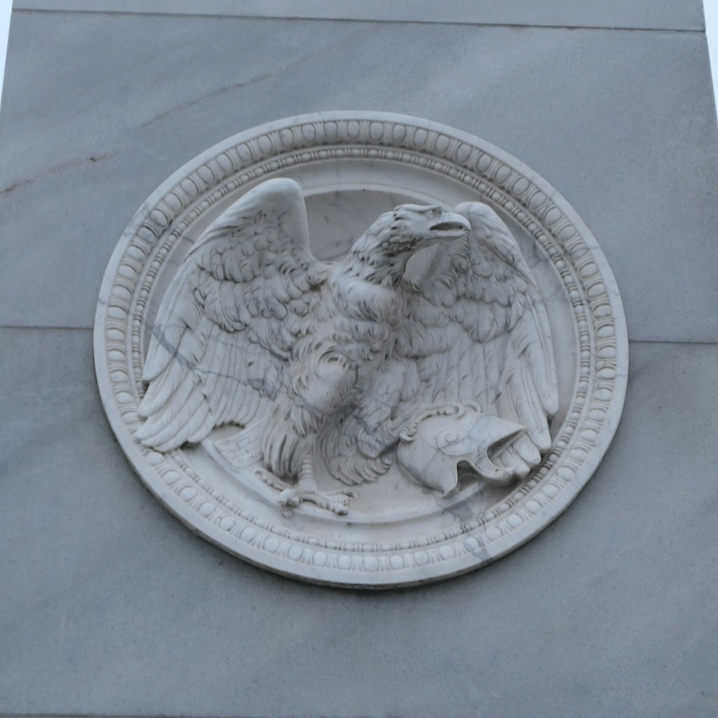 Die Adler auf den Granitpodesten sind seit der letzten Reinigung schmuddlig geworden.