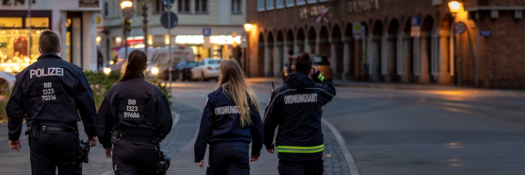 Polizeikontrolle in Cottbus. Als siebter Landkreis überschreitet die Brandenburger Stadt seit drei Tagen den Grenzwert von 750 Corona-Infektionen pro 100.000 Einwohner. Nun gilt auch dort eine nächtliche Ausgangssperre.