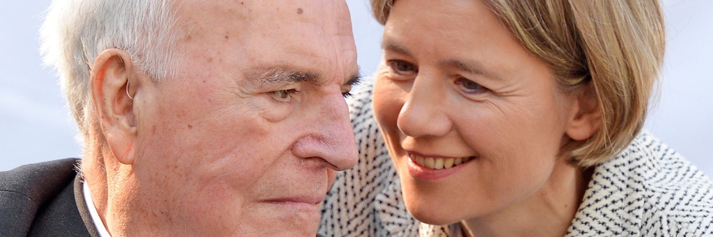 Helmut Kohl und seine zweite Frau Maike Kohl-Richter 2013. Er saß da schon lange im Rollstuhl und hatte Probleme mit dem Sprechen, weil er 2008 schwer gestürzt war.