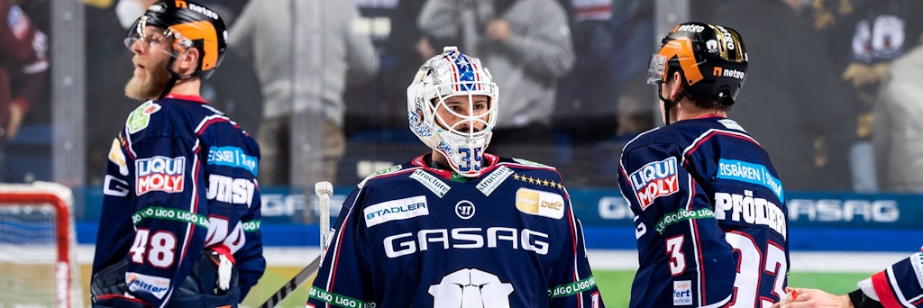 Die Enttäuschung nach dem 1:3 gegen die Nürnberg Ice Tigers ist den Eisbären (v.l.) Nicholas Jensen, Mathias Niederberger und Leo Pföderl deutlich anzusehen.