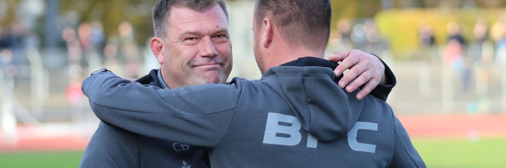 Wenn sich Trainer Christian Benbennek (l.) und Assistent Christof Reimann am Dienstagabend auch so zufrieden in den Armen liegen, dann ist für den BFC Dynamo alles in Ordnung.