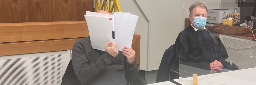 Mario D. (43, li.) soll zwei Fünftklässler attackiert haben. Er aber hält dagegen: Einige Schüler spielten ein böses Spiel, würden sich lassen fallen und „Anzeige“ schreien. 