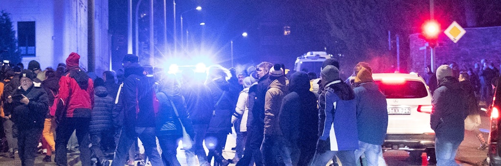 Auch in Freiberg demonstrierten mehrere Hundert Menschen gegen die Corona-Schutz-Maßnahmen. Die Polizei begleitete sie mit einem größerem Aufgebot.