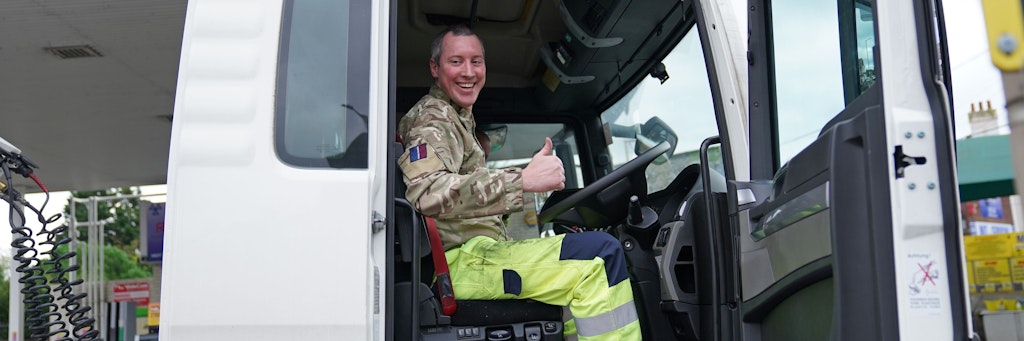 Ein britischer Soldat am Steuer eines Tanklastwagens. Seit Anfang Oktober helfen die Streitkräfte bei der Versorgung von Tankstellen mit Treibstoff.