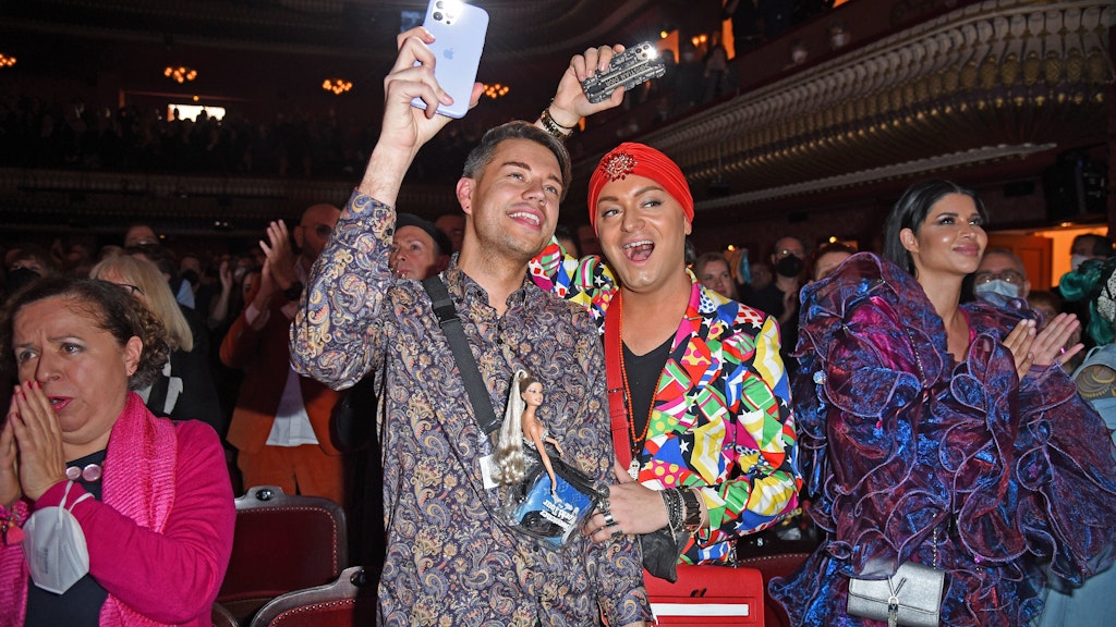 Riesen-Schlussapplaus: Julian F. M. Stoeckel (rote Kopfbedeckung) mit Freund Marcell Damaschke bei der „Ku’damm 56“-Premiere im Stage Theater des Westens