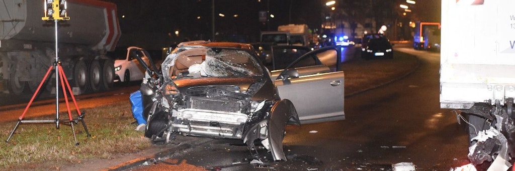 Zerstörter Audi an der Unfallstelle