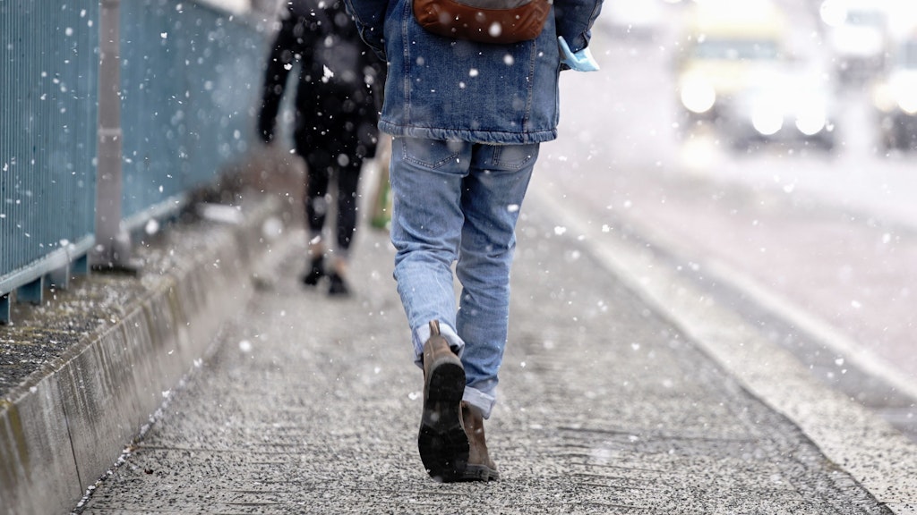 Schneeregen lässt Berlinerinnen und Berliner am Dienstag zur Arbeit mehr rutschen als gehen oder fahren.