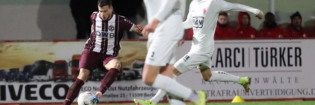 Dynamo-Ass Andreas Wiegel spielt im Gipfeltreffen beim BAK groß auf, trifft wie schon gegen Altglienicke zum 1:0 für den BFC.