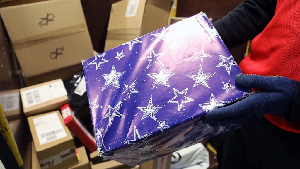 Auch in diesem Jahr werden zu Weihnachten wieder eine Menge Pakete verschickt. Präsente sollten daher besser rechtzeitig auf den Weg gebracht werden.