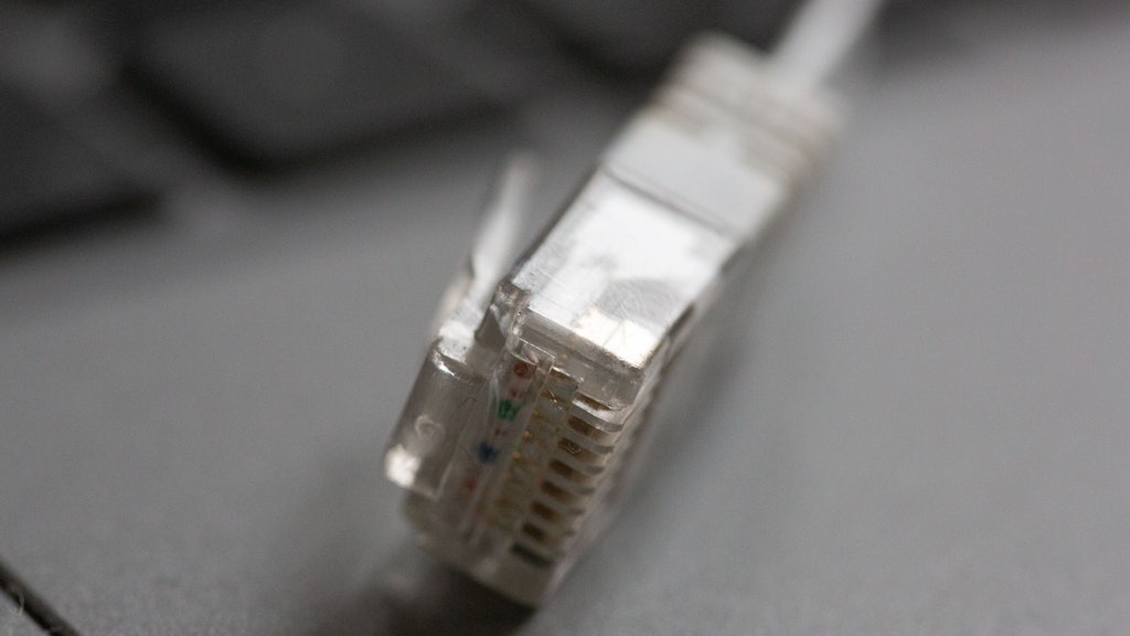 Ein Lan-Kabel liegt auf einem Computerlaptop.