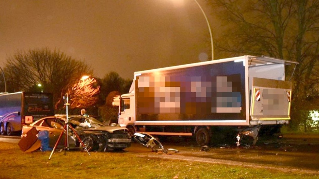 Das Unfallfahrzeug wurde gegen den Lkw geschleudert.