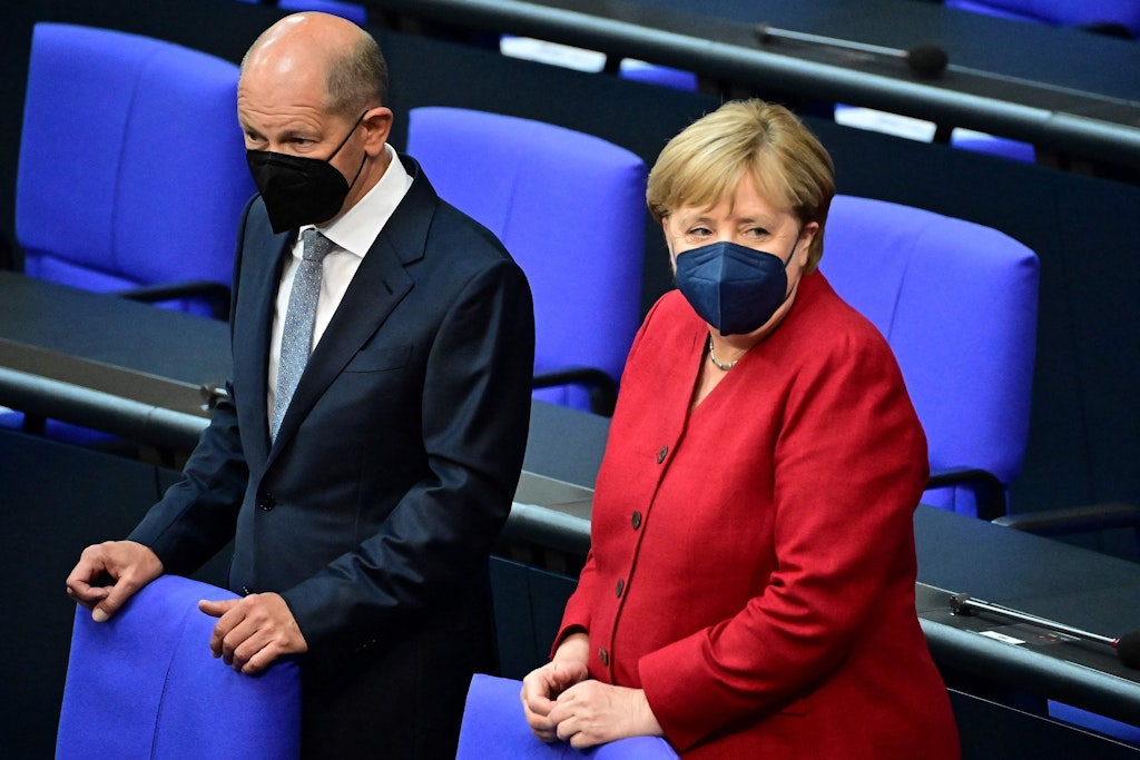 Noch-Kanzlerin Angela Merkel und ihr Nachfolger Olaf Scholz: Wird heute endlich gehandelt? 