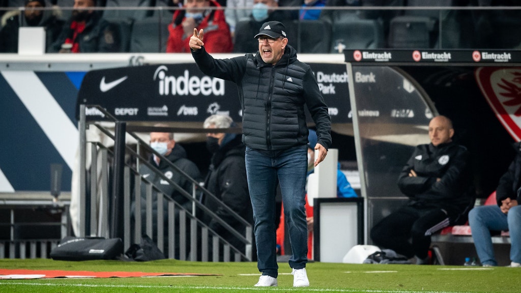 Urs Fischers neuer Look. Die Jeans vom vergangenen Wochenende hat nach der späten und bitteren 1:2-Pleite bei Eintracht Frankfurt erstmal ausgedient. 