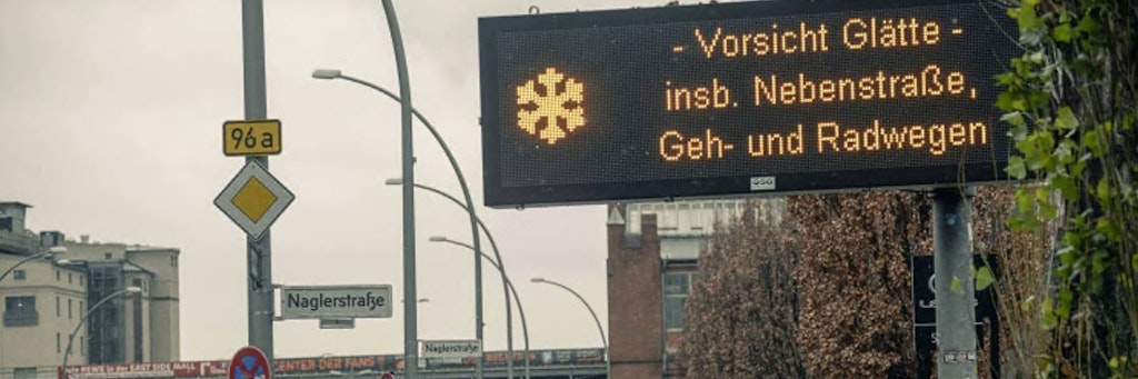 Warnschild vor Glätte in der Stralauer Allee
